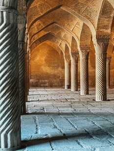 古老拱形建筑内部景观