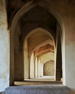 古老拱形走廊建筑景观