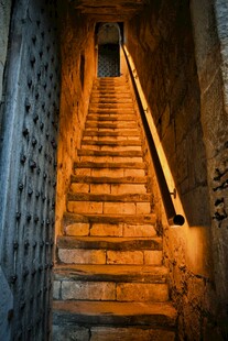 古老昏暗的木质楼梯通道