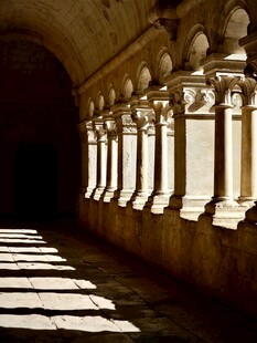 古老走廊下的光影斑驳