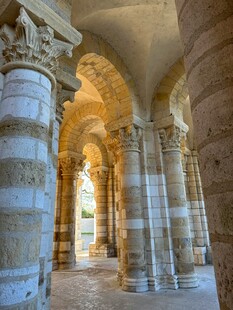 古老建筑内的精美石柱景观