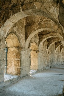 古老拱形建筑内部景观