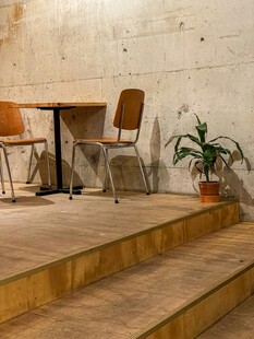 木质台阶旁的桌椅绿植