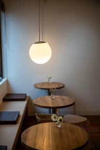 简约室内悬挂球形灯与圆桌