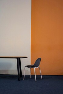 简约风格桌椅靠墙摆放