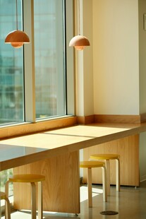 现代简约风格窗边办公区域