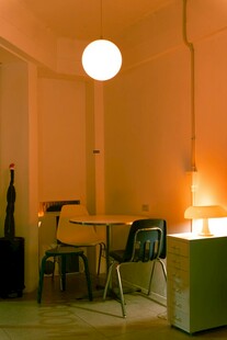 暖光下的简约室内角落