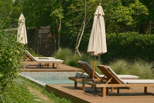 户外休闲庭院躺椅与遮阳伞