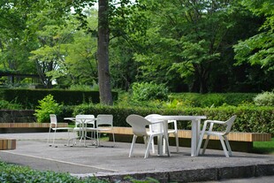 户外庭院桌椅绿植景致