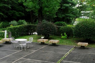 户外庭院休闲桌椅景观