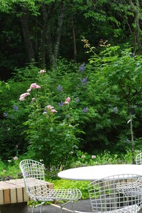 户外绿植环绕的休闲桌椅