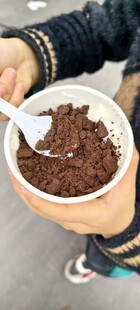 手持碗中美味巧克力碎