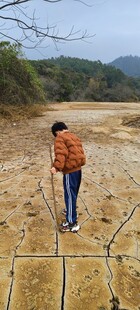 田野中劳作的男女