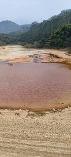 红褐色水域与周边自然景观