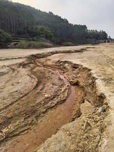 干涸河床的沧桑景象