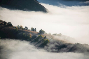 山间云海中的村落美景