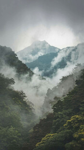 云雾缭绕的壮美山峦