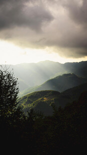 山间云隙透阳光美景