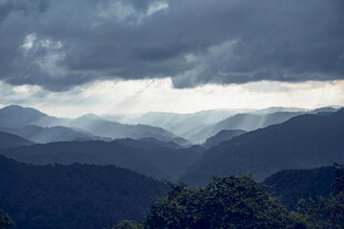 山峦云海间的壮美景色