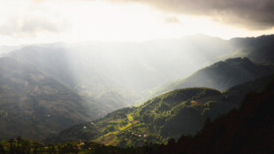 山间晨曦洒下迷人光芒
