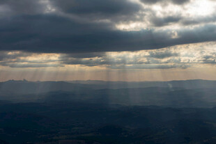 穿透云层的壮丽光束景观
