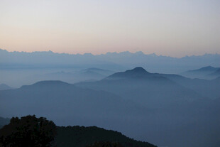 山间晨雾缭绕的壮美景色