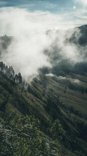 云雾缭绕的山间美景