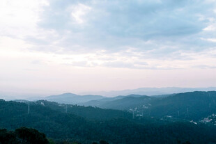 山峦云海间的壮美风光