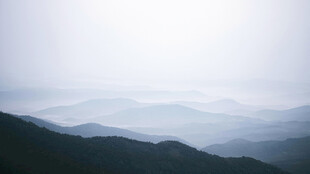 远山雾霭