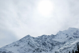雪山云雾景观