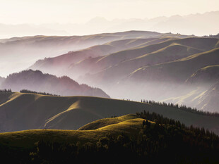 山间晨雾缭绕的壮美景色