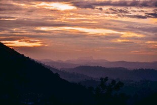 山间壮丽日落美景