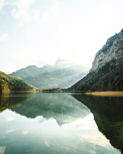 宁静山水倒影如画美景