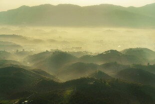 山间晨雾缭绕的壮美景色