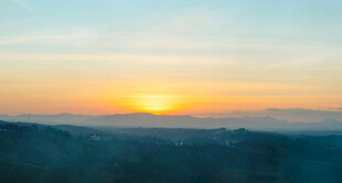 日出时分的壮丽山间景色
