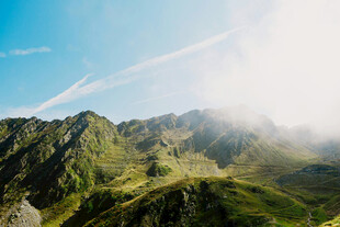 青山云雾间的壮美风光