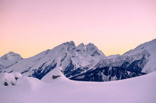 雪山壮丽日出美景
