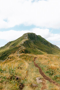 山间小径蜿蜒于翠绿山坡