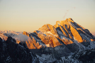 夕阳下的壮丽雪山