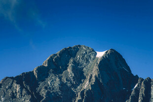 巍峨高山