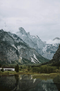山间湖泊与巍峨雪山美景