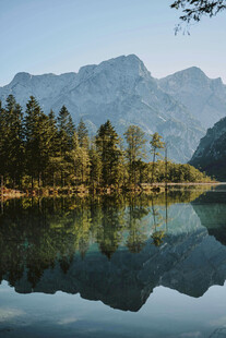 宁静湖畔山林壮丽倒影
