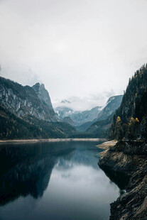 宁静山水间的静谧湖景