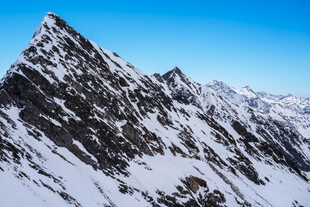 巍峨雪山壮丽景致