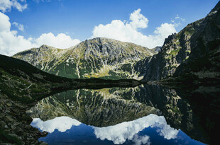 高山湖泊美景倒影如画