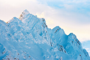 巍峨雪山壮丽景致