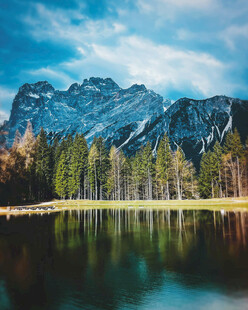 湖畔山林美景