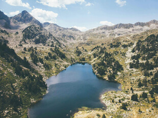 高山湖泊美景