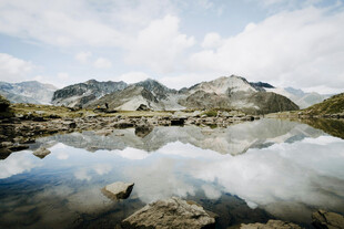山间湖泊的绝美倒影