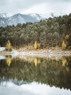 山林湖畔的静谧秋日风光